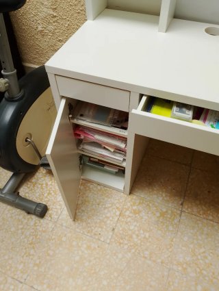 Escritorio blanco con repisas y pizarra