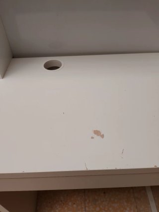 Escritorio blanco con repisas y pizarra