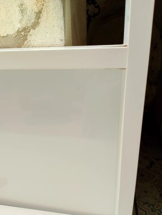 Escritorio blanco con repisas y pizarra