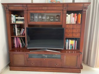Mueble de salón clásico madera y cristal