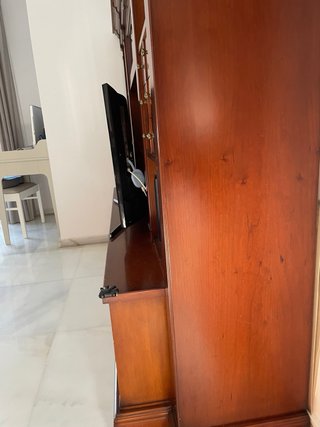 Mueble de salón clásico madera y cristal