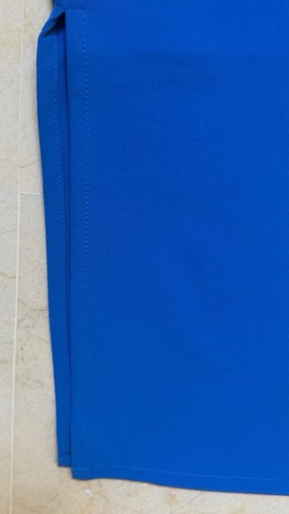 Pantalón azul de pierna ancha con aberturas