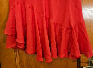 Falda midi roja con volantes
