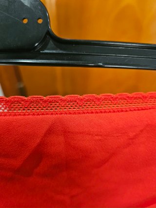 Falda midi roja con volantes