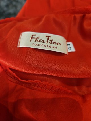 Falda midi roja con volantes