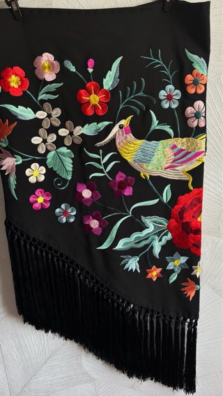 Mantoncillo bordado pájaro negro