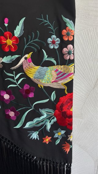 Mantoncillo bordado pájaro negro