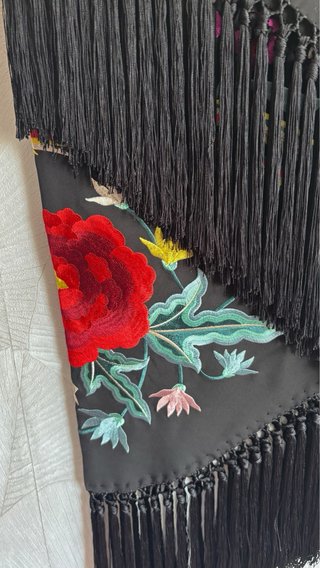 Mantoncillo bordado pájaro negro