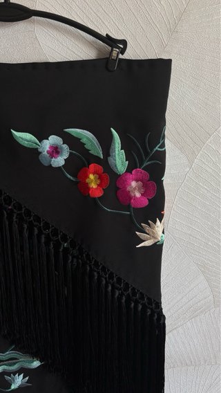 Mantoncillo bordado pájaro negro