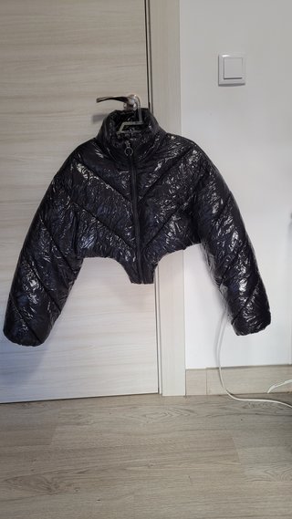 Plumas Bershka Charol Negro Cropped Talla M