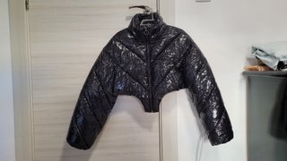 Plumas Bershka Charol Negro Cropped Talla M