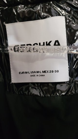 Plumas Bershka Charol Negro Cropped Talla M