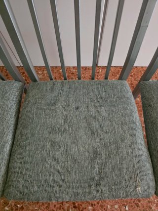 Sillas metálicas grises y verdes