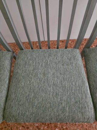 Sillas metálicas grises y verdes