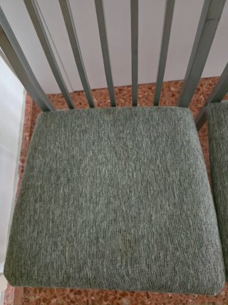 Sillas metálicas grises y verdes