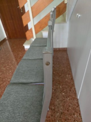 Sillas metálicas grises y verdes
