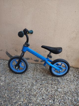 Bicicleta sin pedales azul