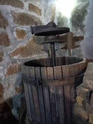 Prensa de vino de madera antigua