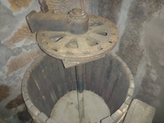 Prensa de vino de madera antigua
