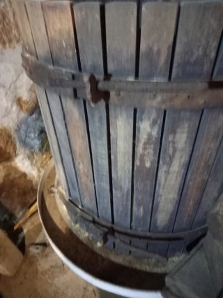 Prensa de vino de madera antigua