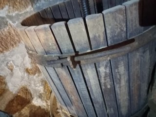 Prensa de vino de madera antigua