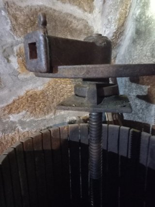 Prensa de vino de madera antigua