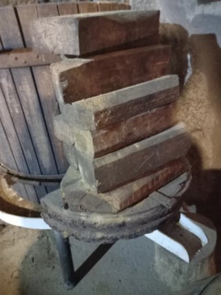 Prensa de vino de madera antigua