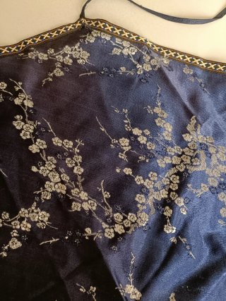 Top japonés floral azul y plata
