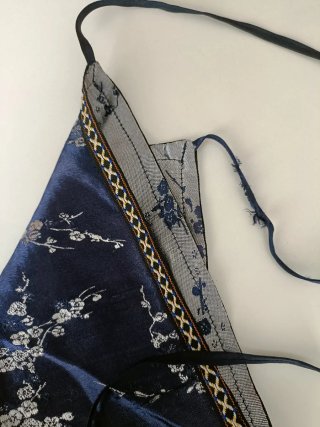 Top japonés floral azul y plata