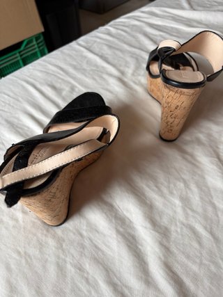 Sandalias Zueco Tacón Cuña Negro y Beige