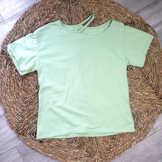 Camiseta verde con corte en hombro