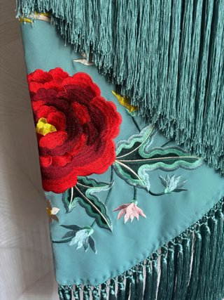 Mantoncillo bordado pájaro celeste