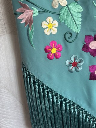Mantoncillo bordado pájaro celeste