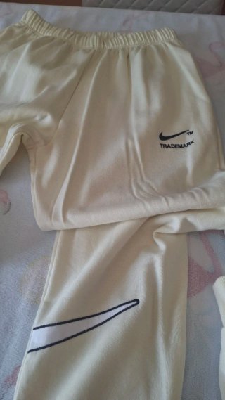 Conjunto deportivo Nikke amarillo