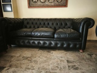 Sofá Chesterfield y 2 sillones negros