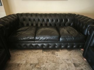 Sofá Chesterfield y 2 sillones negros