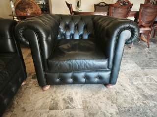 Sofá Chesterfield y 2 sillones negros