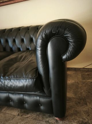 Sofá Chesterfield y 2 sillones negros