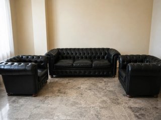 Sofá Chesterfield y 2 sillones negros