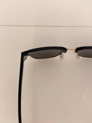 Gafas de sol negras y doradas