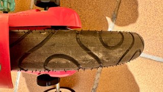 Bicicleta infantil rosa con casco y ruedines