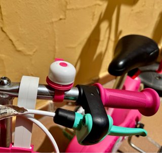 Bicicleta infantil rosa con casco y ruedines