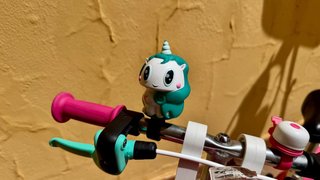Bicicleta infantil rosa con casco y ruedines