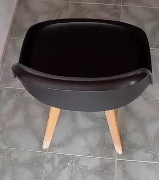 Juego de 2 sillas modernas usadas.