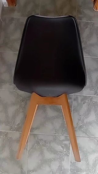 Juego de 2 sillas modernas usadas.