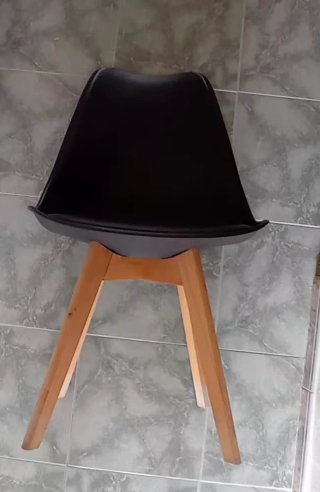 Juego de 2 sillas modernas usadas.