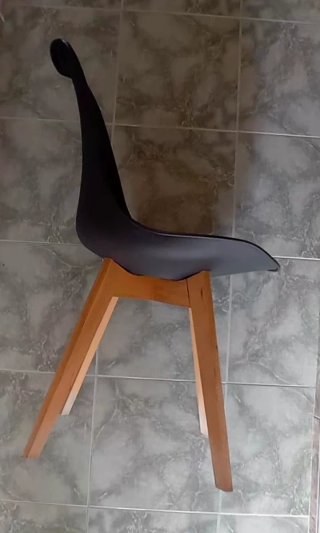 Juego de 2 sillas modernas usadas.