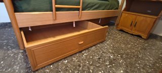 Dormitorio juvenil completo en madera clara.