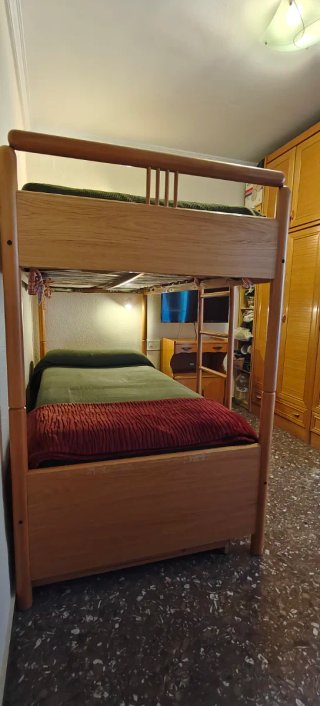 Dormitorio juvenil completo en madera clara.