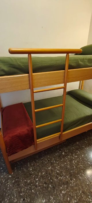 Dormitorio juvenil completo en madera clara.